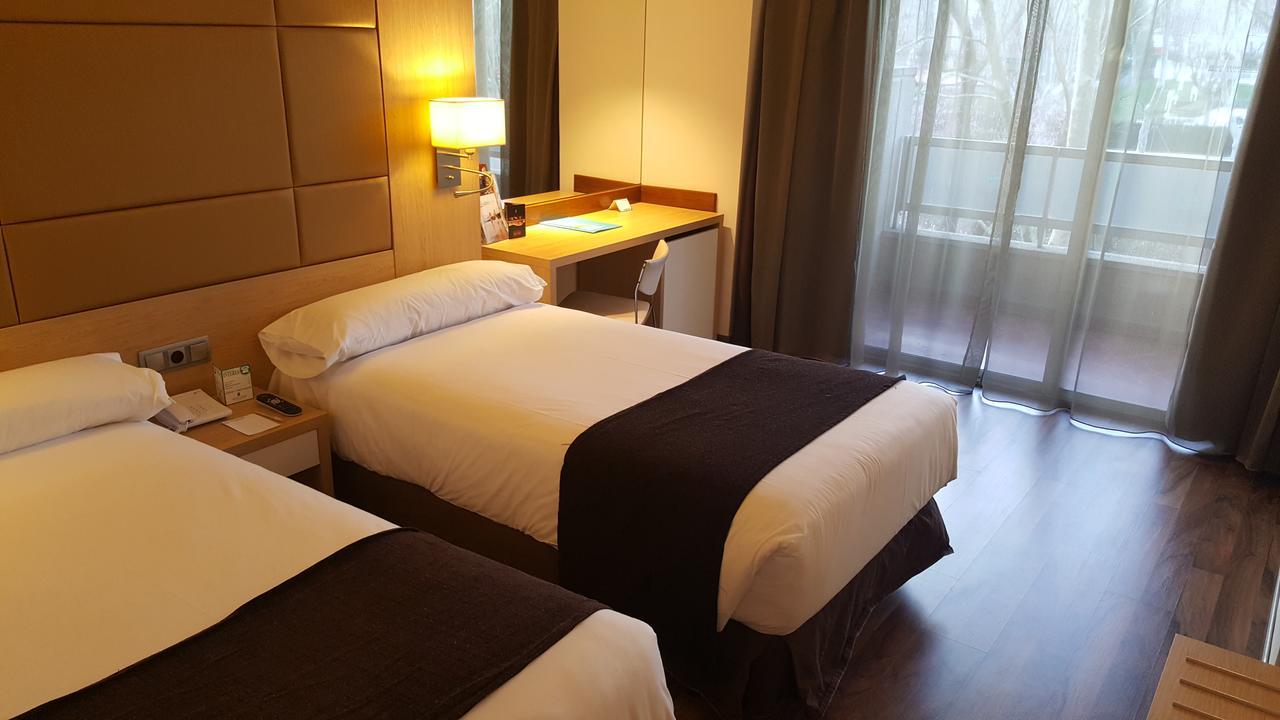 Senator Barajas Hotel Мадрид Екстериор снимка